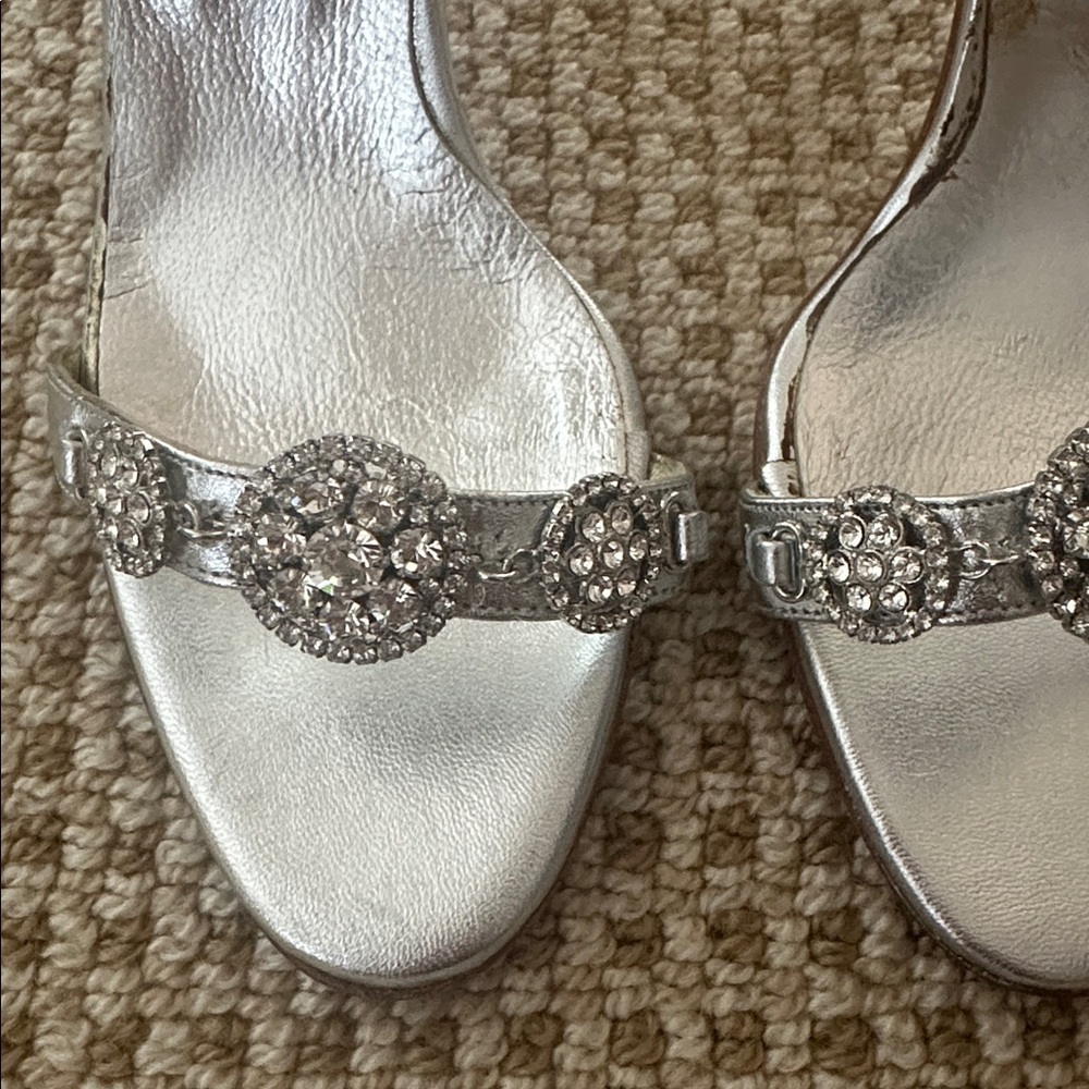 NWT Vintage 3 1/2” Manolo Blahnik Metallic Silver Sandals with Rhinestones - Picture 3 of 10